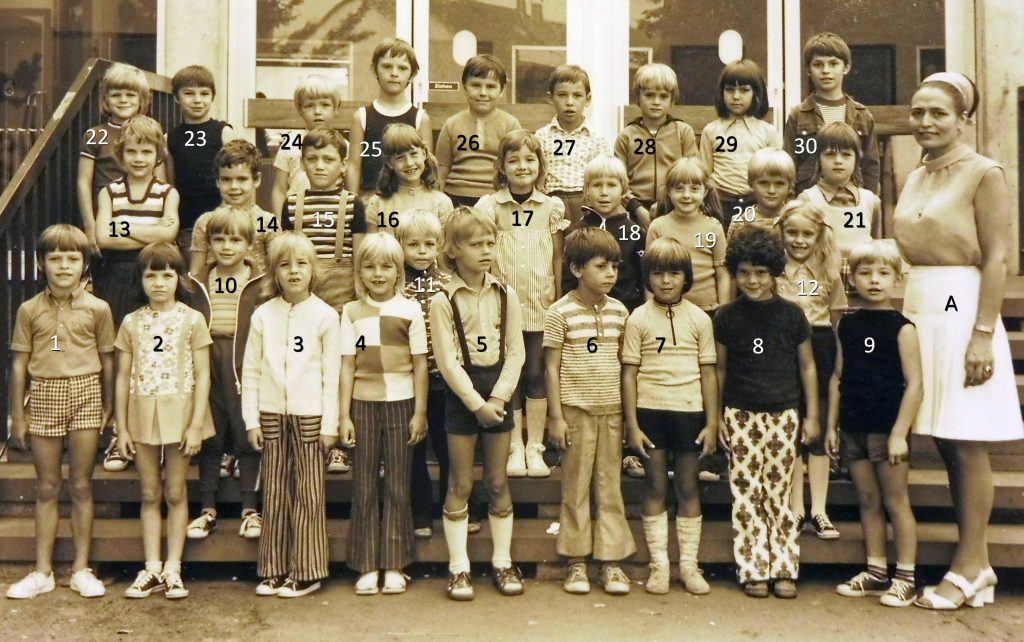 Die 1973 eingeschulte 1 b mit Lehrerin Angelika Monschauer