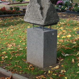 000021382763696__Friedhof_Bekroenungskopf