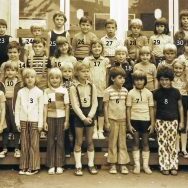 Die 1973 eingeschulte 1 b mit Lehrerin Angelika Monschauer