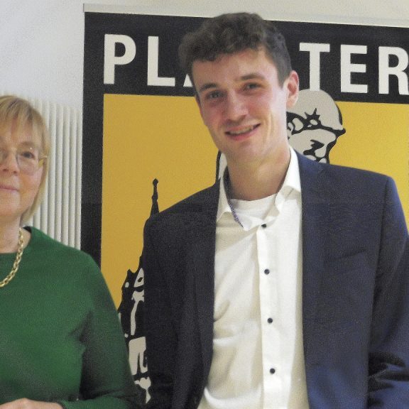 Die Vorsitzende des Plaidter Geschichtsvereins, Maria Zaar-Görgens, mit dem Referenten Nicolas Junglas