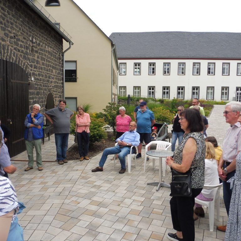 Die Führung durch Kruft startete im Hof der Alten Propstei.