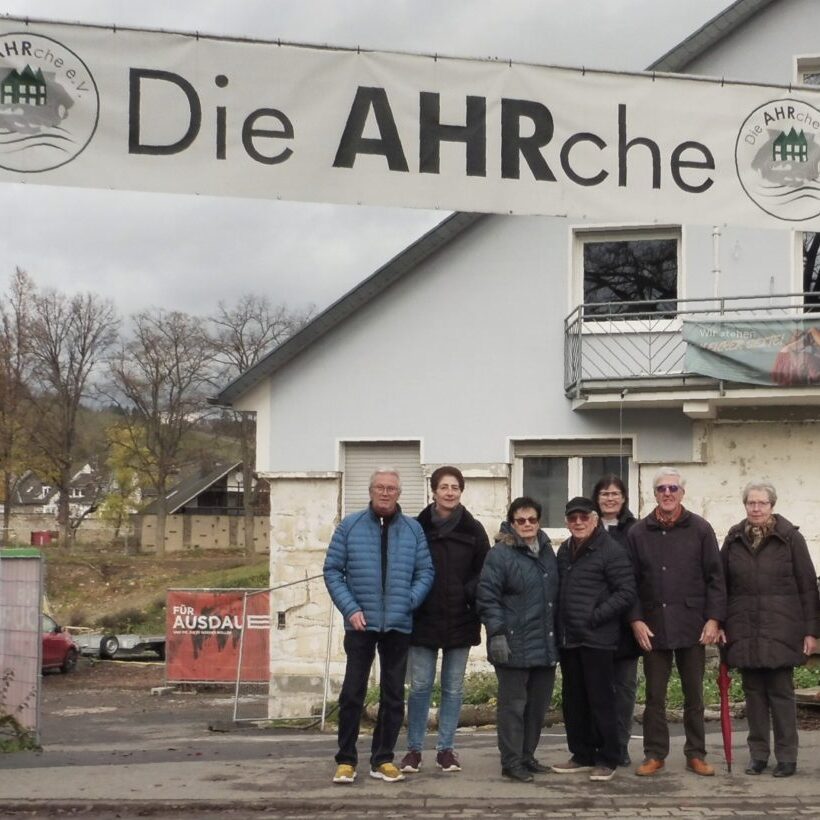 Vorstandsmitglieder des Geschichtsvereins vor dem Gelände der AHRche e.V.; v.l.: Frank Neupert, Ulrike Linden, Roswitha und Wolfgang Horch, Bruni Frings, Harald und Edeltrud Breitbach und Maria Zaar-Görgens