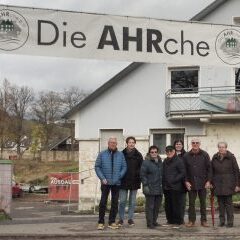 Vorstandsmitglieder des Geschichtsvereins vor dem Gelände der AHRche e.V.; v.l.: Frank Neupert, Ulrike Linden, Roswitha und Wolfgang Horch, Bruni Frings, Harald und Edeltrud Breitbach und Maria Zaar-Görgens